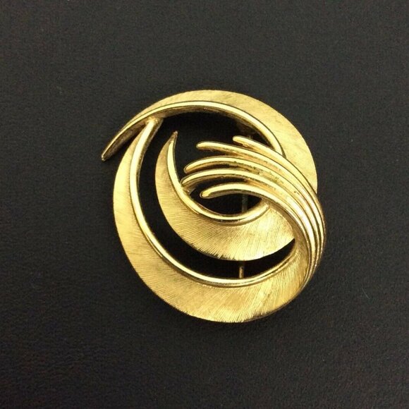 Vintage Trifari Goldtone Crown Brooch Pin Double Swirl Signed 80s Jewelry - Picture 2 of 5